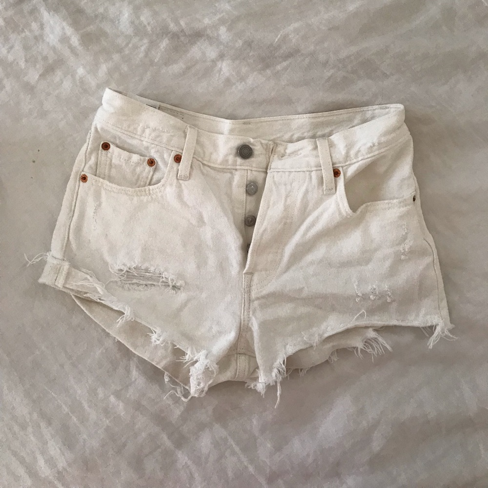 LEVI’S white denim shorts